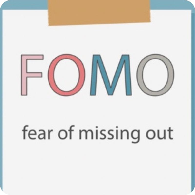 FOMO - fear of missing out i farvet tekst