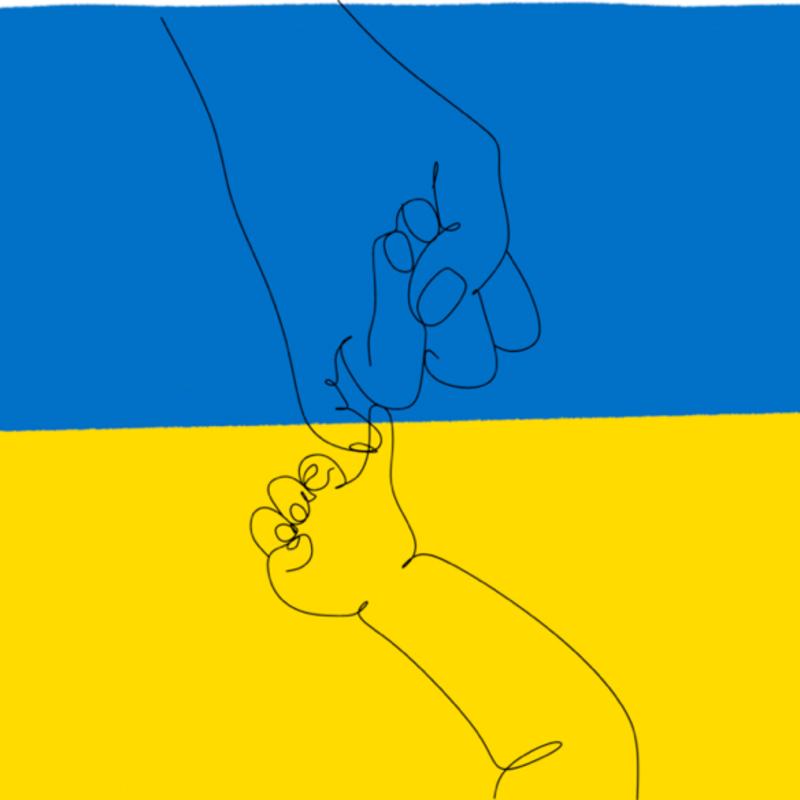 Billede af Ukrainsk flag med en voksen og en barnehånd