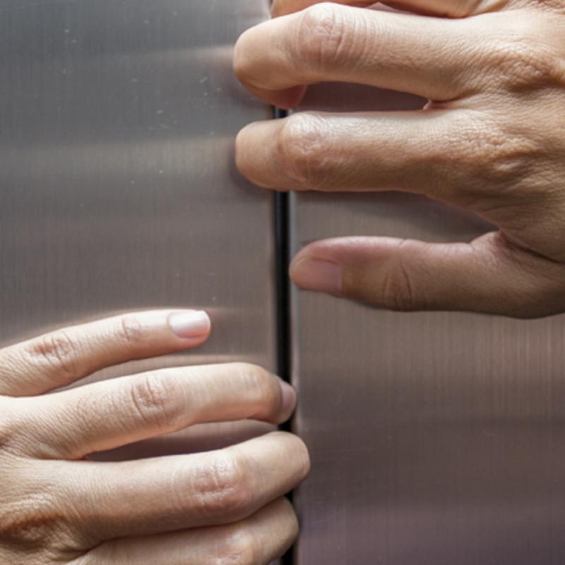 Person der åbner elevator Billede af person der vil ud af elevator