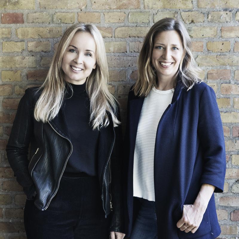 Billede af Camilla og Trine op ad en mur
